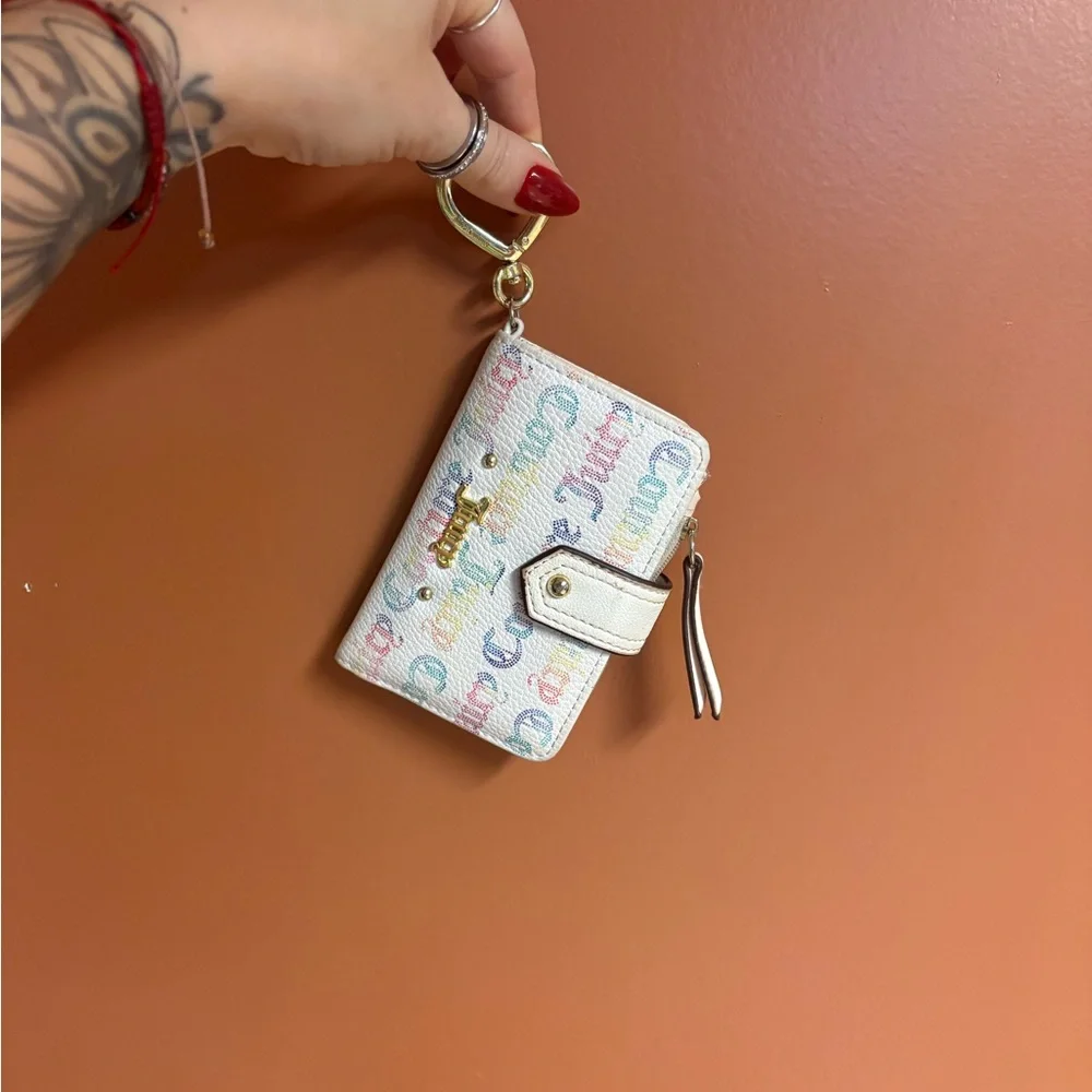 Juicy Couture Cream Wallet with Heart Keychain - Picture 2 of 7